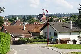 Photo couleur d'une rue pénétrant un village