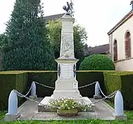 Monument aux morts avec coq.