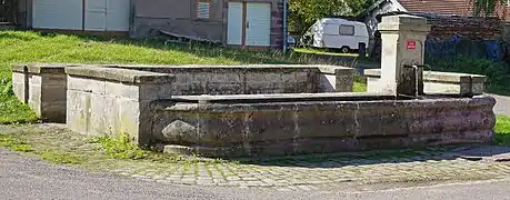 La fontaine principale du village.