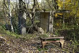 Une structure en béton et une pièce métallique.