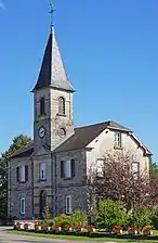 L'école surmontée d'un clocher.