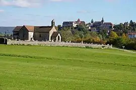 La chapelle Saint-Hilaire et la butte.