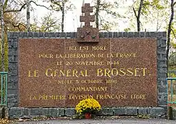 Plaque massive surmontée d'une croix de Lorraine et de trois étoiles de général.