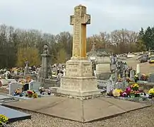 Le monument aux morts de la guerre de 1870 en forme de croix.