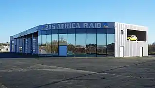 Le garage du 205 Africa Raid.