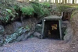 Une entrée de mine rénové avec des cadres en bois.