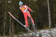 Un sauteur à ski en plein vol.