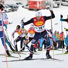 Un skieur de fond dans une montée.