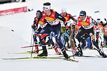 Un groupe de fondeurs dans une montée.