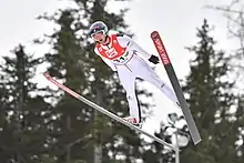 Un sauteur à ski en plein vol.