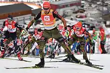 Un groupe de skieurs de fond en pleine montée.