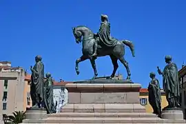 Napoléon à cheval sur un socle est entouré par ses quatre frères debout aux angles du monument
