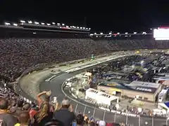 Le Bass Pro Shops NRA Night Race de 2016 vu de la tribune principale, avec Denny Hamlin no 11 leader en début de course.