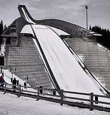 Un tremplin de saut à ski enneigé.