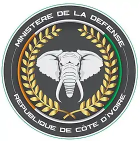  une tête d'éléphant blanc entourée de deux feuilles, de orange-blanc-vert, de la République de Côte d'Ivoire, ministère de la défense le tous de un cercle de fond noir