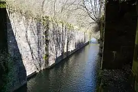 Une écluse en ruine.