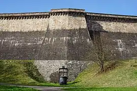 Muraille à l'architecture néomédiévale.