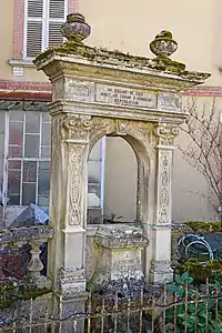 Monument à Edmond Hézard au Pont-de-Planches, amputé du buste.