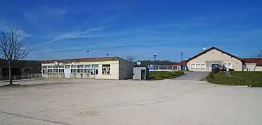 Le stade, la salle des fêtes et le foyer rural.