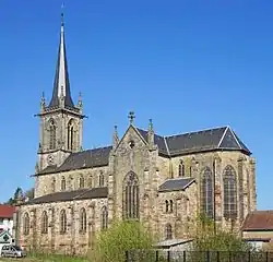 Vue générale d'une église de style néogothique.