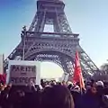 Devant la tour Eiffel.