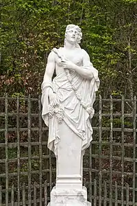 Bacchante ou Pomone, marbre, jardin de Versailles.