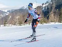 Un jeune homme en pleine course de ski de fond.