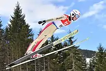 Un sauteur à ski en vol.