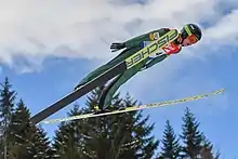 Un sauteur à ski en plein vol.