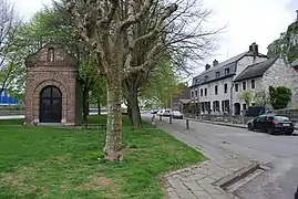 La chapelle située sur l'espace vert, le long des quais.