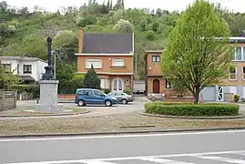 Le monument dédié à Hippolyte Guillery à l'entrée est du village.