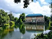 Ständehaus vor angrenzender Teichanlage