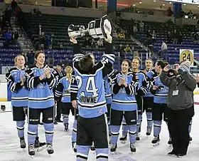 Harrison Browne des Beauts de Buffalo soulève la Coupe Isobel en 2017