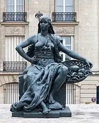 Statue sur l'esplanade du musée d'orsay avec façade d'immeuble en fond.