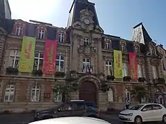 L'hôtel de ville décoré de bannières pour le festival, en 2018