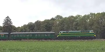 La locomotive 5528 ex SNCB, repeinte en livrée verte d'origine simplifiée, passe à Gemenne le 15/08/2018 lors du festival du Chemin de fer du Bocq.