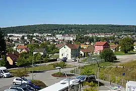 Le parking et la ville en arrière-plan.