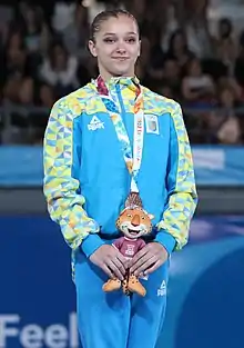 Description de l'image 2018-10-15 Floor Victory ceremony (Apparatus Final Girls' Artistic Gymnastics) at 2018 Summer Youth Olympics by Sandro Halank–020.jpg.