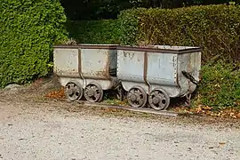 Berlines (wagonnets de mine) devant le musée.