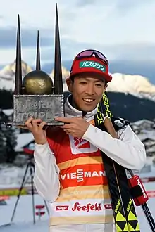 Un homme portant un trophée.