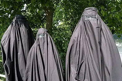Des visiteuses essaient la burqa au Danemark, 2018.