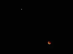 Éclipse et Mars vues de Chelsea (banlieue de Melbourne), Australie à 5 h 48 AEST (UTC+10).