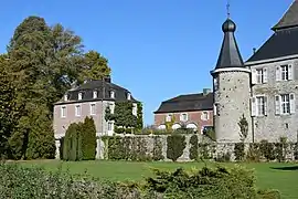 La ferme, une tour d'angle et le château