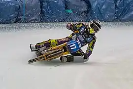 Un compétiteur à la FIM Ice Speedway Gladiators World Championship, une course de moto sur glace. Mars 2018.