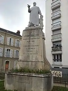Forgerons du monument à Léon Bollée« Monument à Léon Bollée au Mans », sur À nos grands hommes,« Monument à Léon Bollée au Mans », sur e-monumen