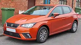 une voiture orange