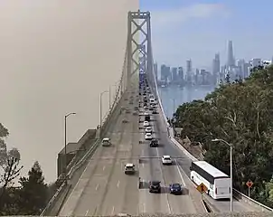 Le pont de la baie de San Francisco, en Californie. La photo à gauche a été prise le 16 novembre 2018 et celle à droite le 14 octobre 2018.