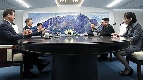 Discussion entre Kim Jong-un et Moon Jae-in dans la Maison de la Paix.