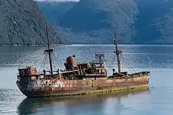 Épave du Captain Leonidas située au milieu du canal depuis son naufrage en 1968.