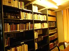 L'intérieur de la bibliothèque.